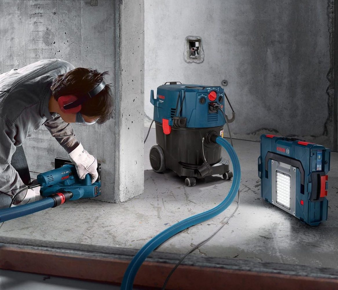 La Bosch GAS 35 M AFC recogiendo polvo durante el uso de un martillo percutor