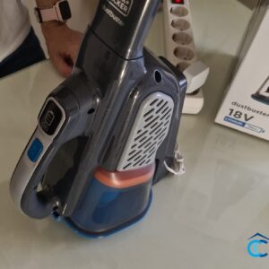 Black+Decker dustbuster 18V junto a su caja, que indica 36 Wh de batería de litio