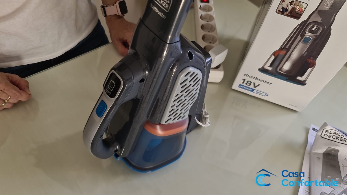 Black+Decker dustbuster 18V junto a su caja, que indica 36 Wh de batería de litio