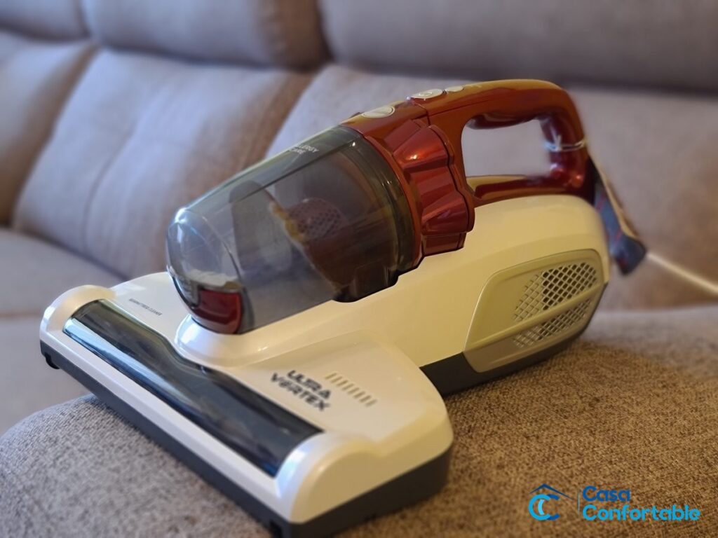 Hoover Ultra Vortex apoyado en el sofá del salón, con el rótulo Ultra Vortex en el cuerpo