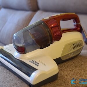Hoover Ultra Vortex apoyado en el sofá del salón, con el rótulo Ultra Vortex en el cuerpo