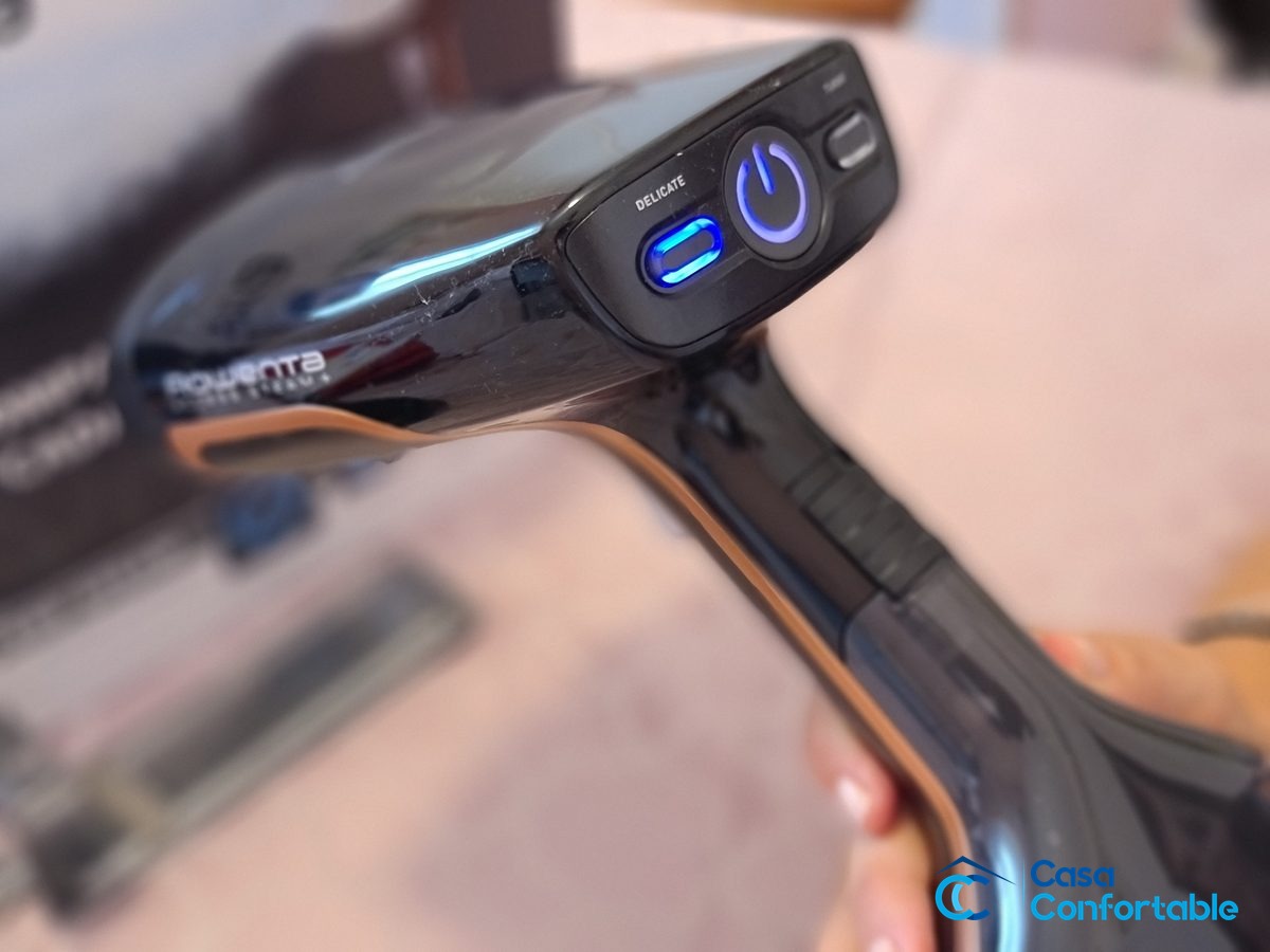 Mango del Rowenta Access Steam+ DR8100 con sus dos botones iluminados