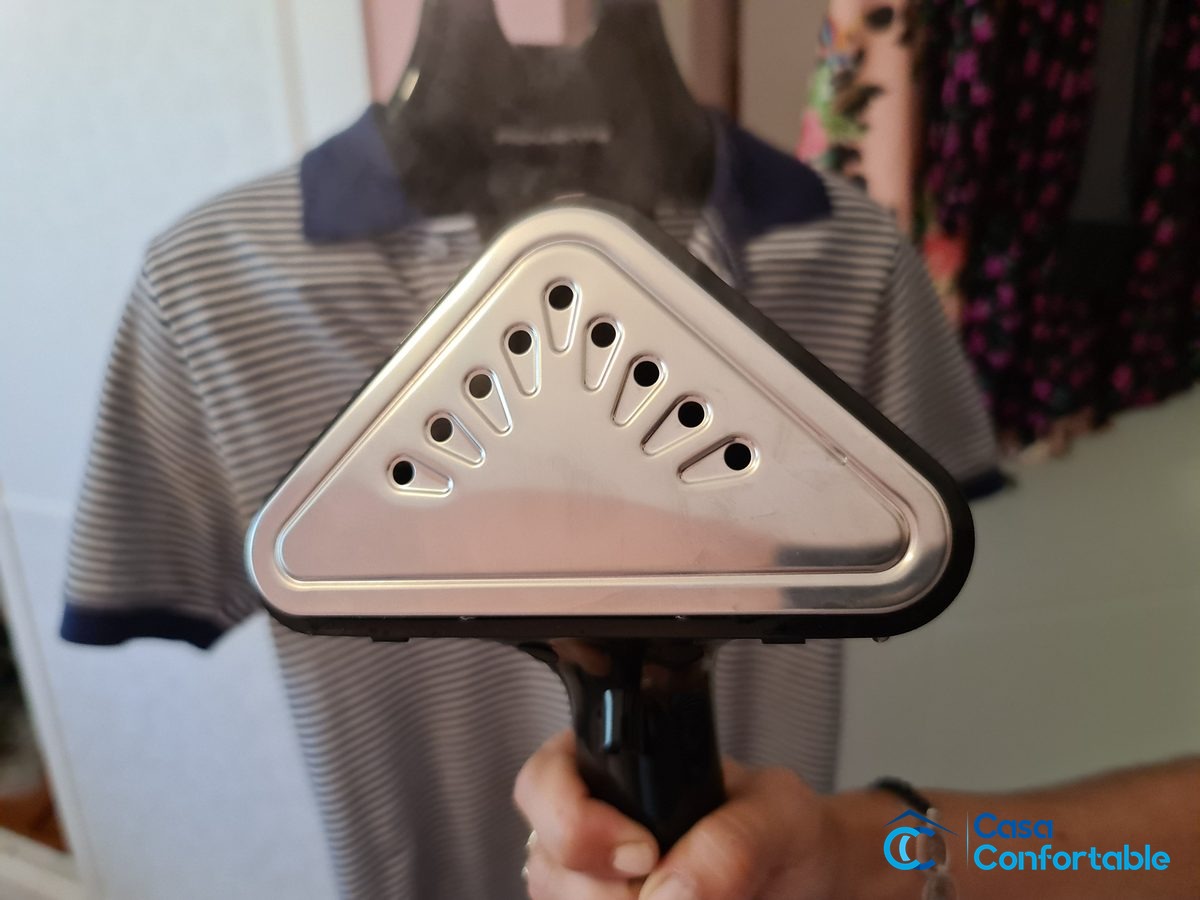 Cabezal triangular del Rowenta Pro Style visto de frente, con sus salidas de vapor