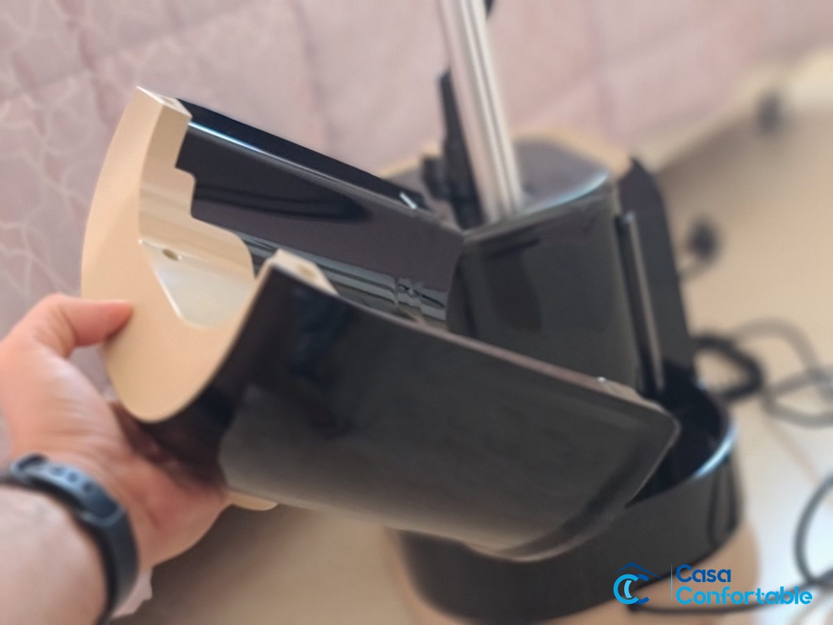 Depósito de agua extraíble del Rowenta Pro Style, sacado con la mano