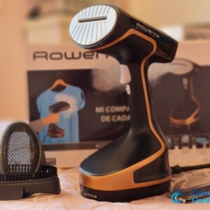 Rowenta Access Steam+ con su base, el cepillo de cerdas y el cepillo antipelusas