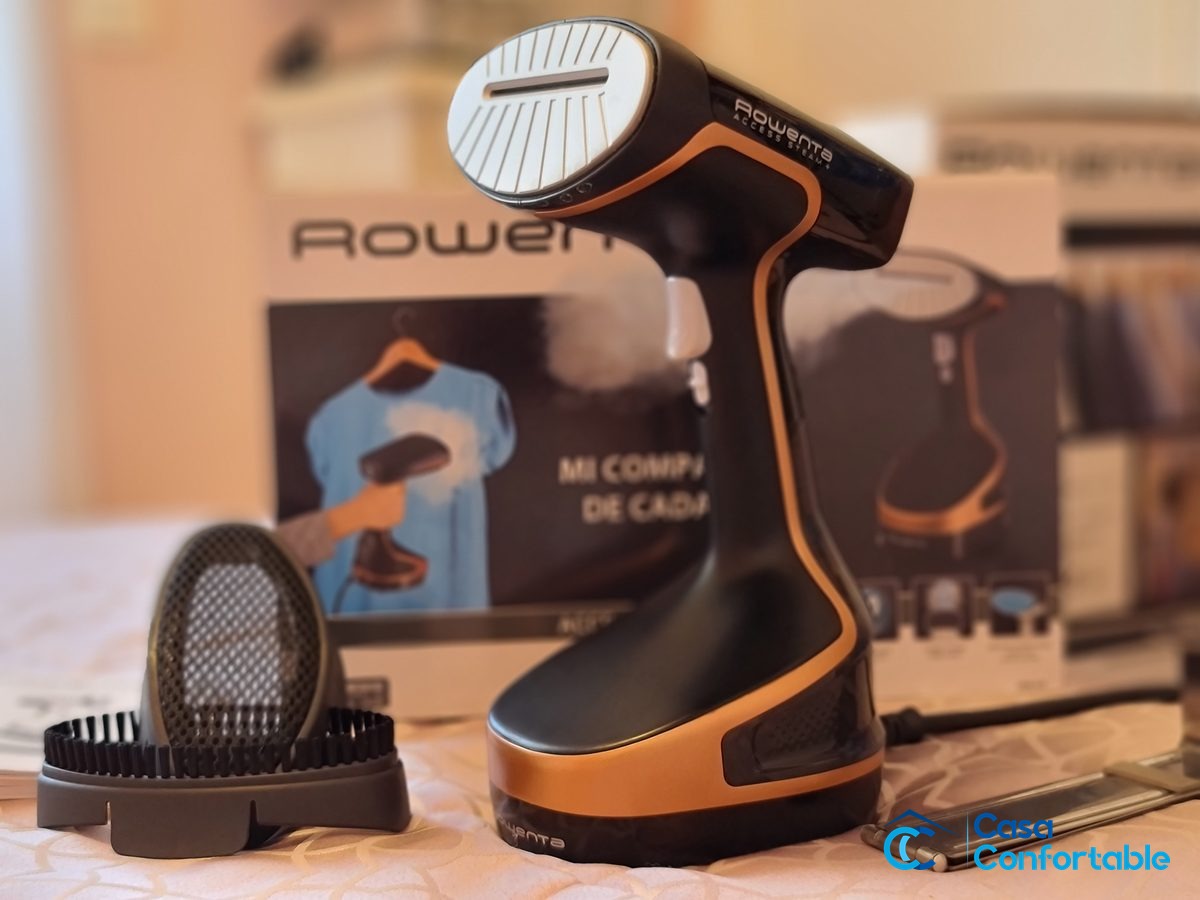 Rowenta Access Steam+ con su base, el cepillo de cerdas y el cepillo antipelusas