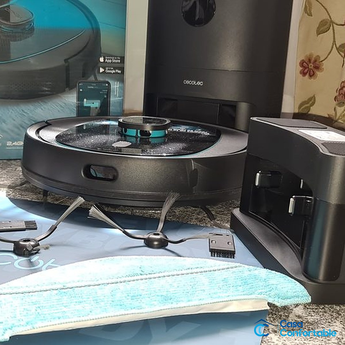 Cecotec Conga 5290 Ultra con su base de autovaciado, los cepillos laterales y una de las mopas