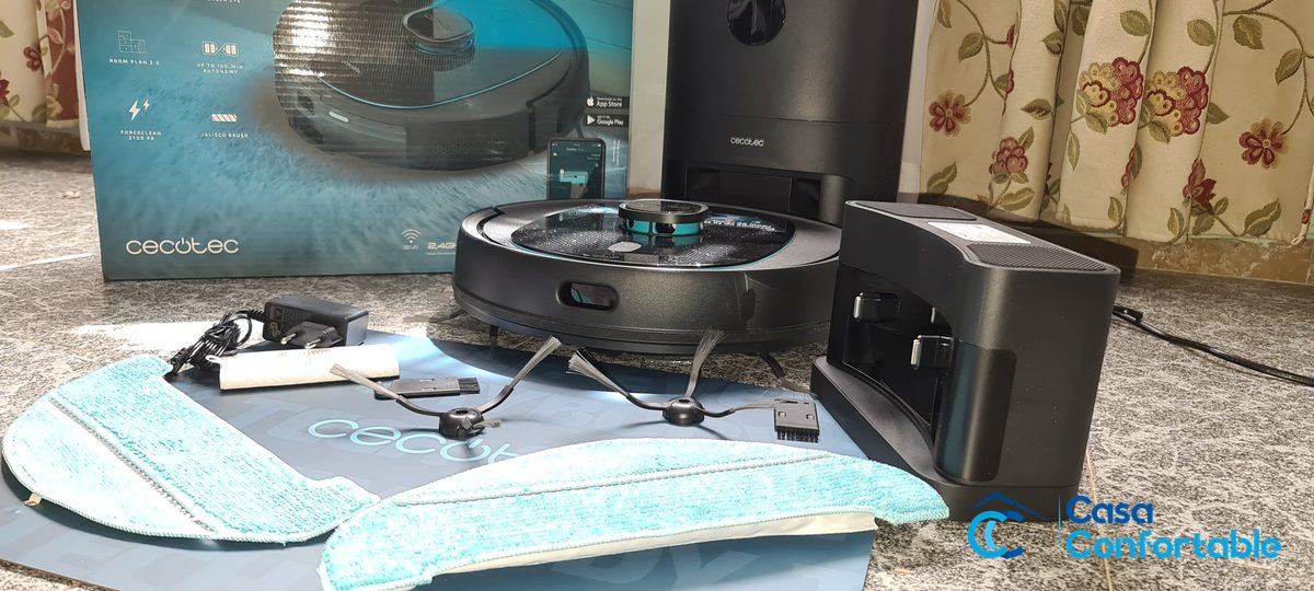 Cecotec Conga 5290 Ultra con su base de autovaciado, las dos mopas y los cepillos