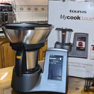El Taurus Mycook Touch recién sacado, con su caja detrás
