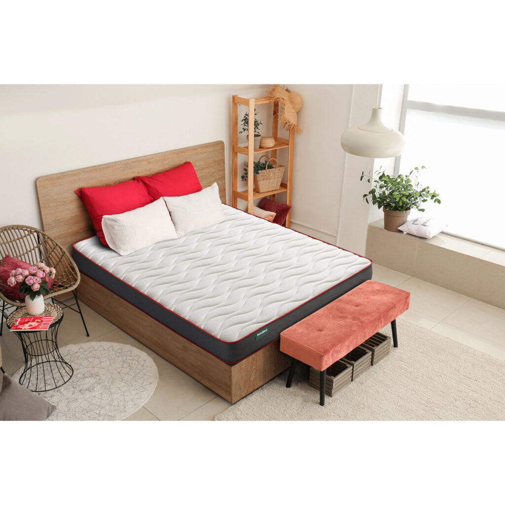 Colchón beloBed Comfortfusion blanco y gris con vivo rojo en un dormitorio luminoso