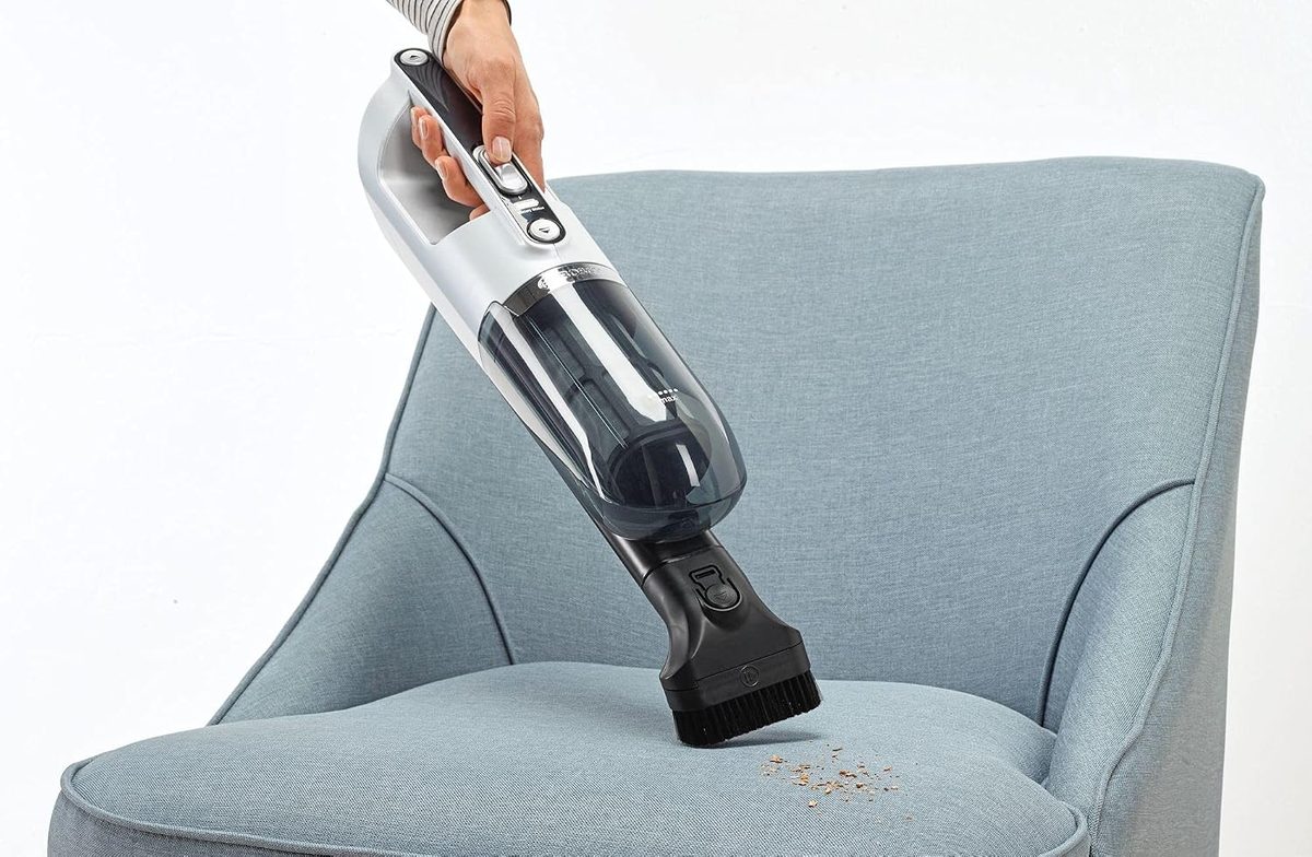 El Bosch Flexxo desmontado en aspiradora de mano, limpiando una silla