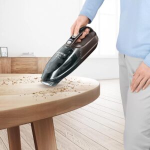 Recogiendo migas de una mesa con el Bosch Move Lithium