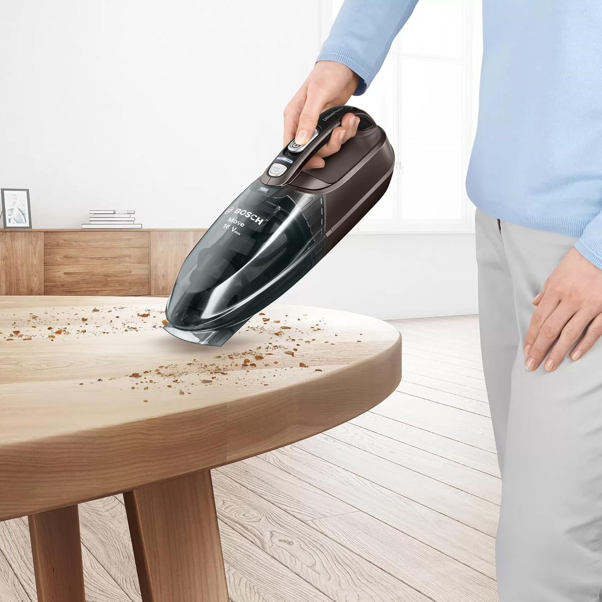 Recogiendo migas de una mesa con el Bosch Move Lithium