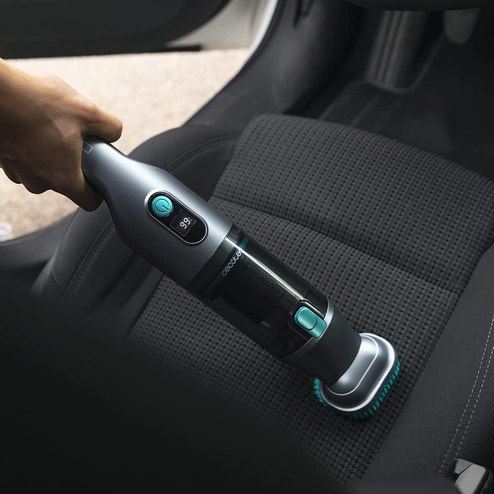 La Conga Rockstar Micro aspirando el asiento de un coche