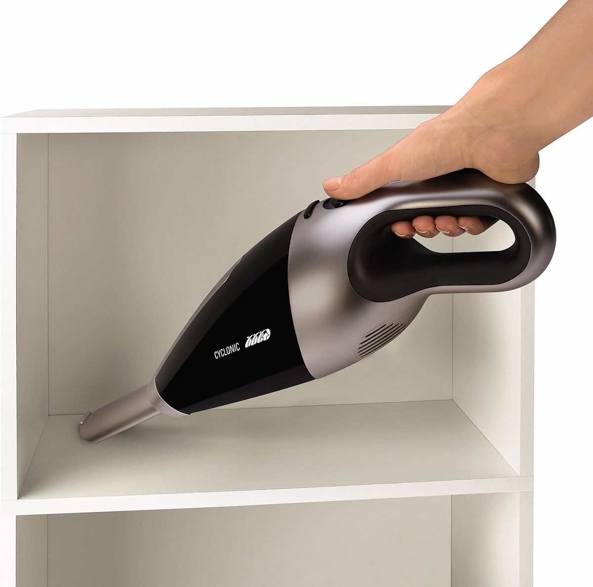 Aspirando la balda de un mueble con el Rowenta Extenso Cyclonic