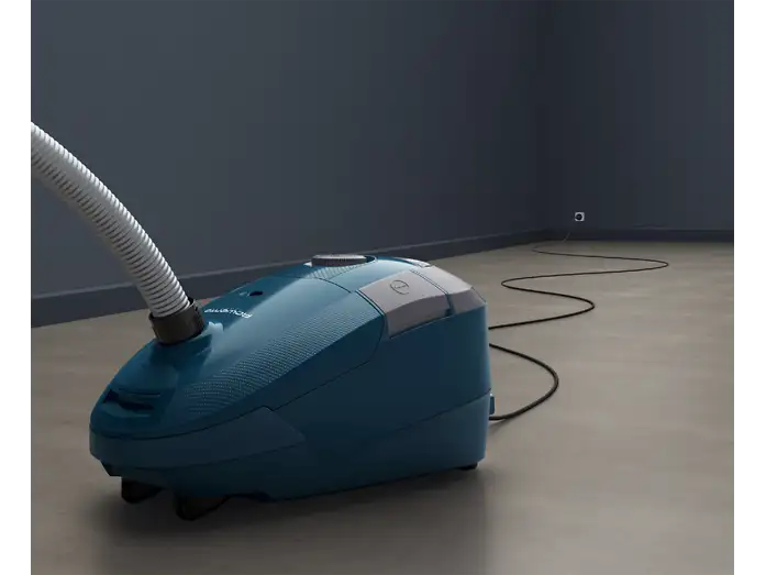 Aspiradora Rowenta Power XXL RO3126EA en uso sobre suelo de madera