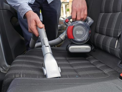 El Black+Decker PD1200AV-XJ aspirando el asiento de un coche con la boquilla de ranura