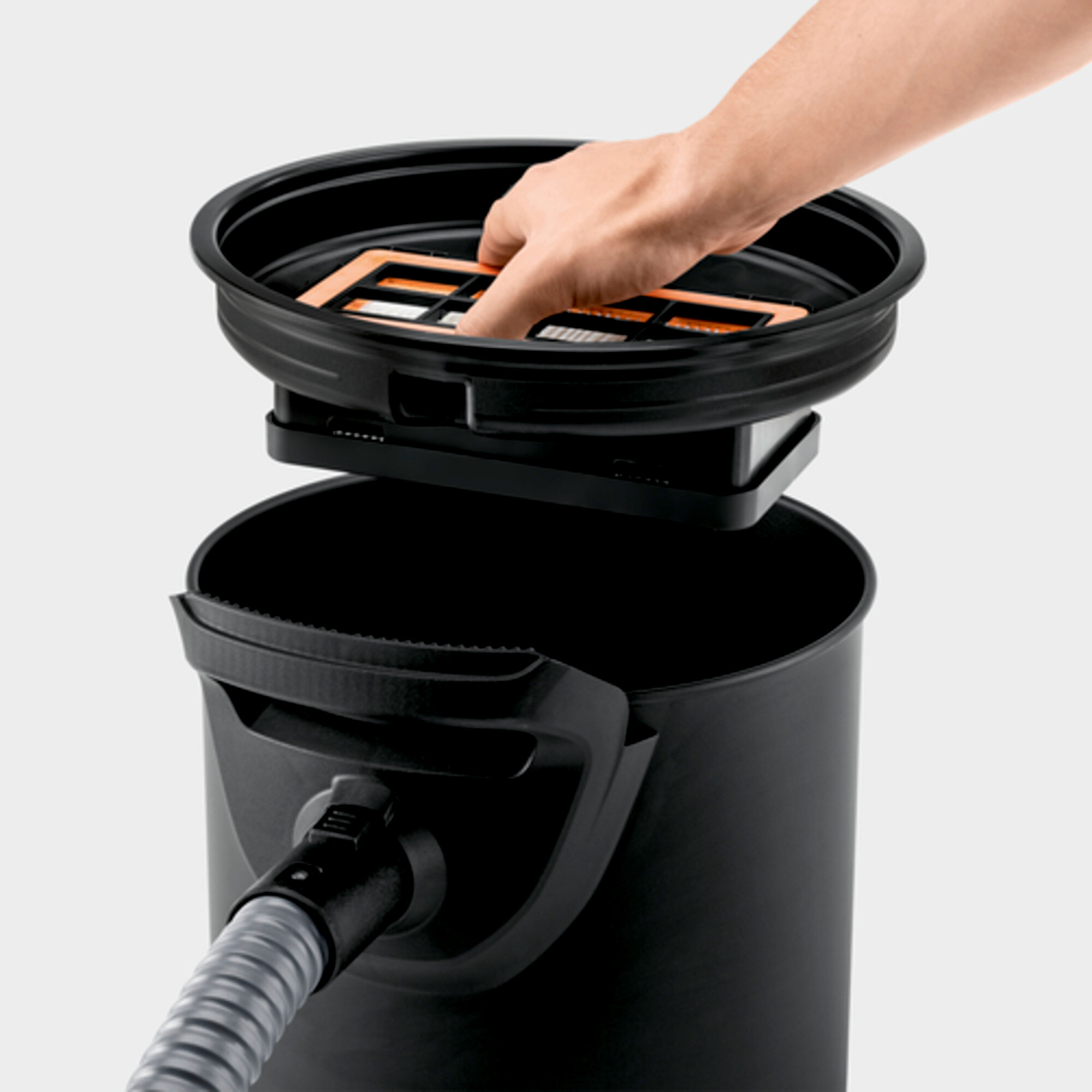 Extracción del sistema de filtros del Kärcher AD 4 Premium