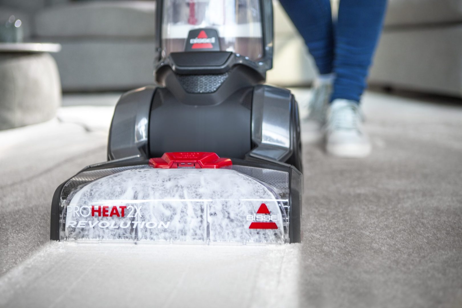 BISSELL ProHeat 2X Revolution limpiando una alfombra