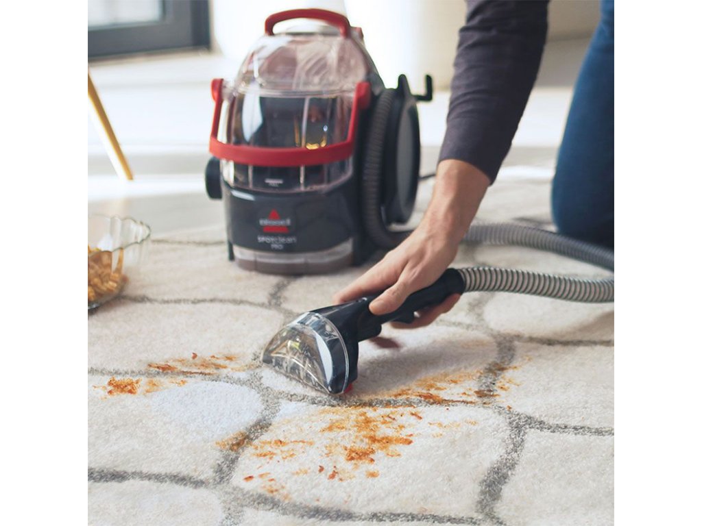 BISSELL SpotClean Pro 1558N limpiando una alfombra