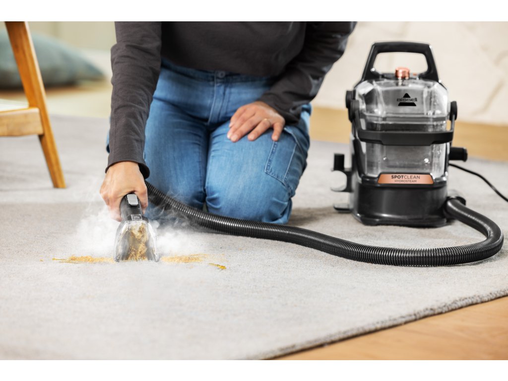 BISSELL SpotClean HydroSteam Pro 3700N aplicando vapor en una alfombra