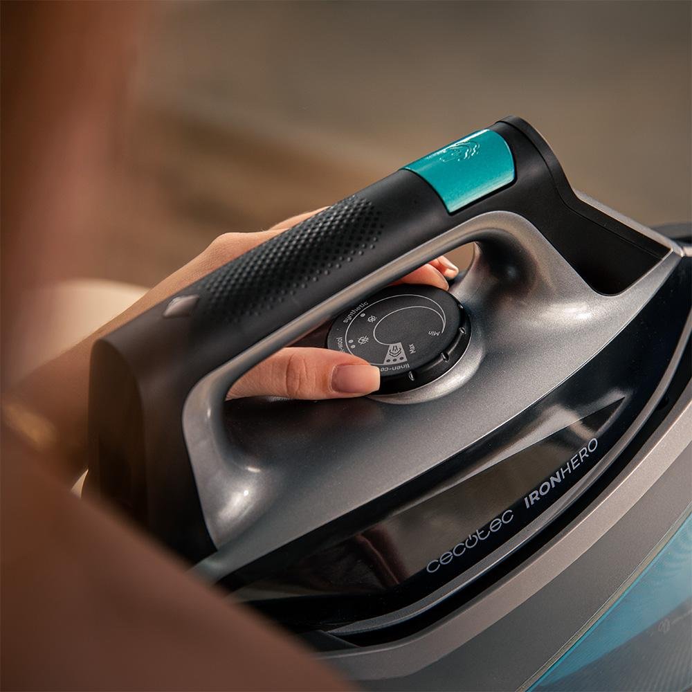 Dial de temperatura bajo el mango de la Cecotec IronHero H-2800 Station