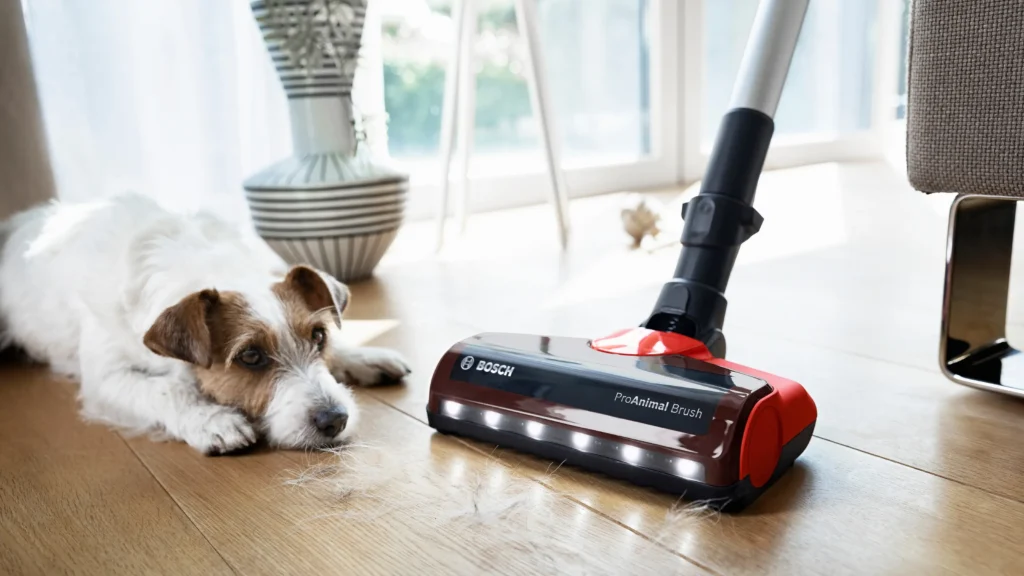Cabezal ProAnimal de Bosch BBS711ANM junto a un perro sobre suelo duro