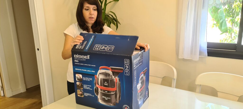 BISSELL SpotClean Pro 1558N durante una prueba propia sobre tapicería