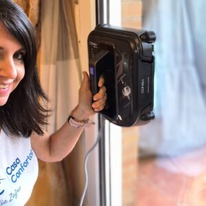 Lidia Zafra junto al Cecotec Conga WinDroid 980 Connected durante la prueba en casa