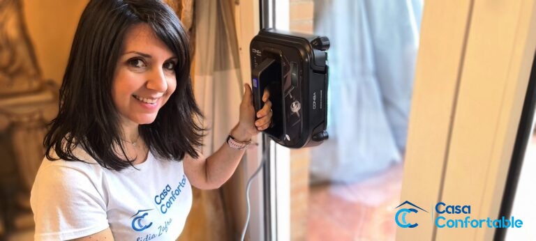 Lidia Zafra junto al Cecotec Conga WinDroid 980 Connected durante la prueba en casa