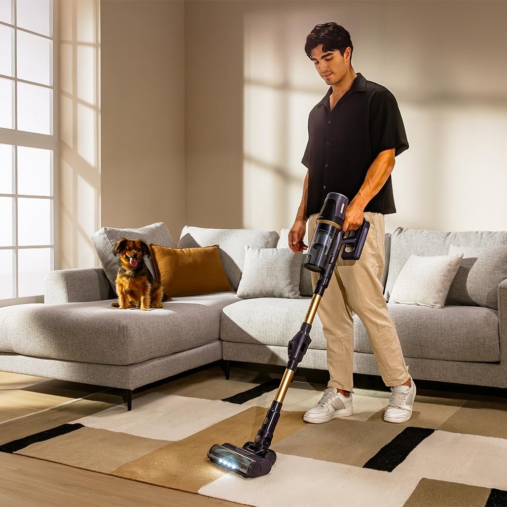 Conga Rockstar RS70 Pet Flex aspirando una alfombra junto a un perro
