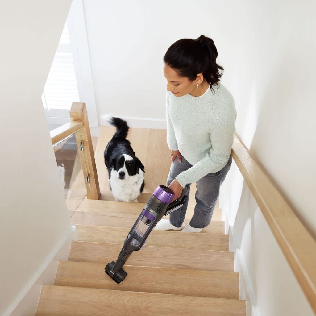 Shark IP3251EUT en modo de mano con minicepillo sobre una escalera