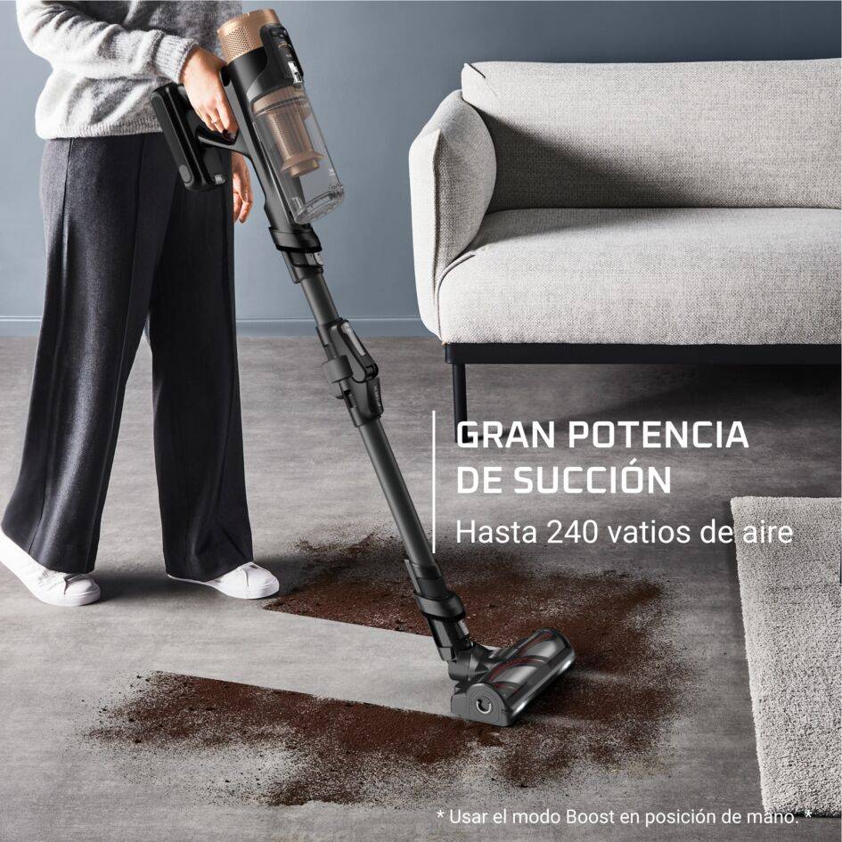 Rowenta RH9B74WO aspirando junto al sofá en una imagen del fabricante