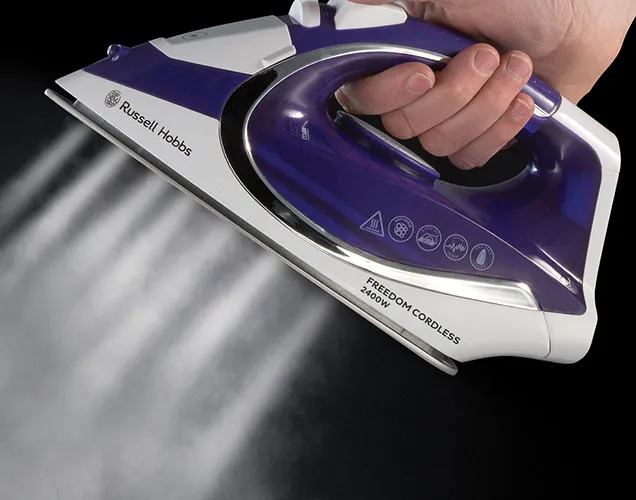 Russell Hobbs 23300-56 expulsando vapor durante el uso sin cable