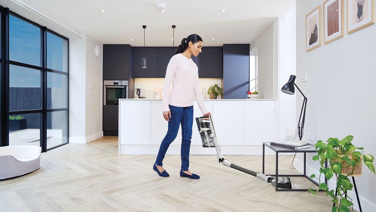 Shark PowerPro IZ380EUT con el tubo Flexology bajo un mueble