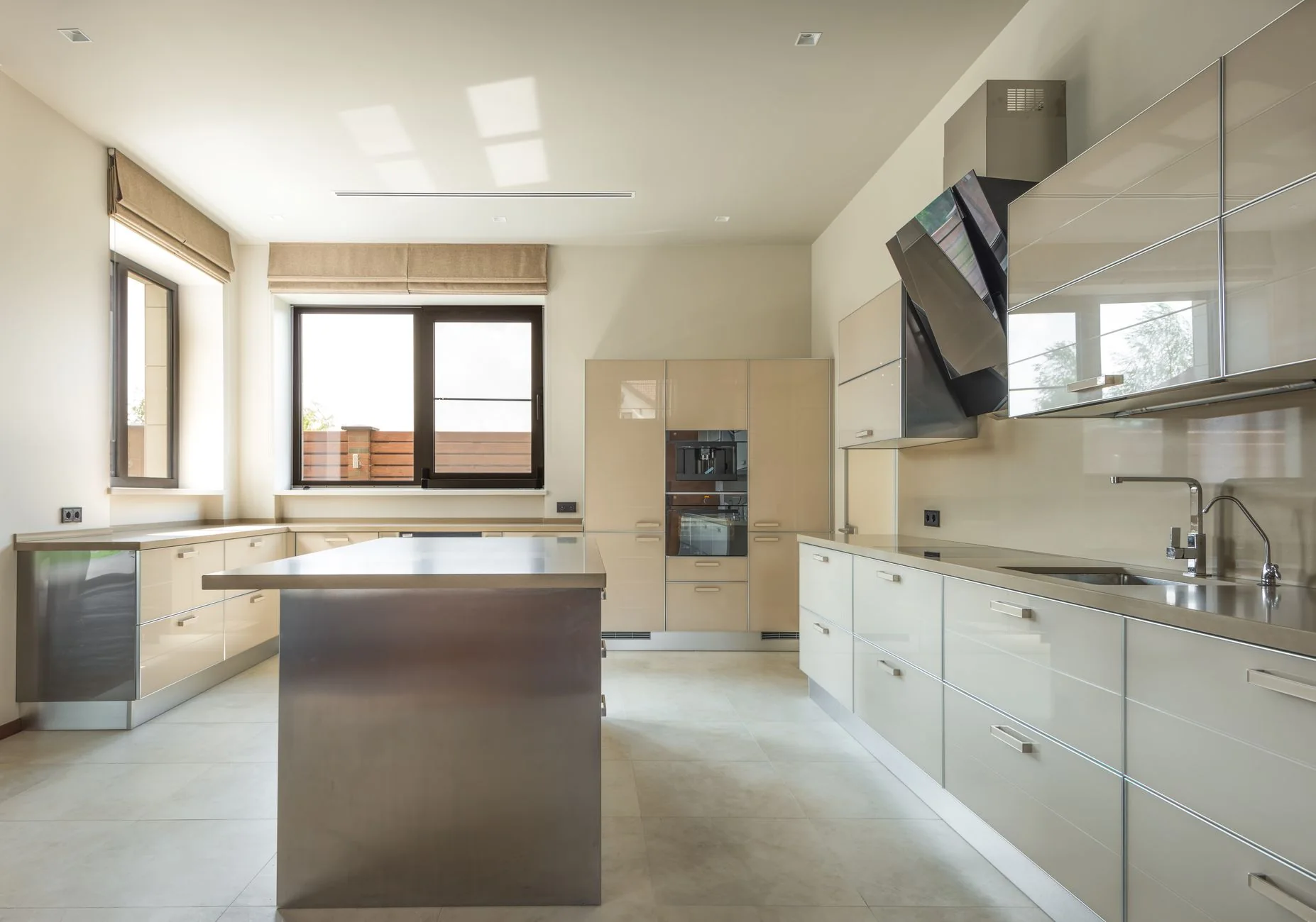 Campana extractora inclinada en una cocina clara con isla